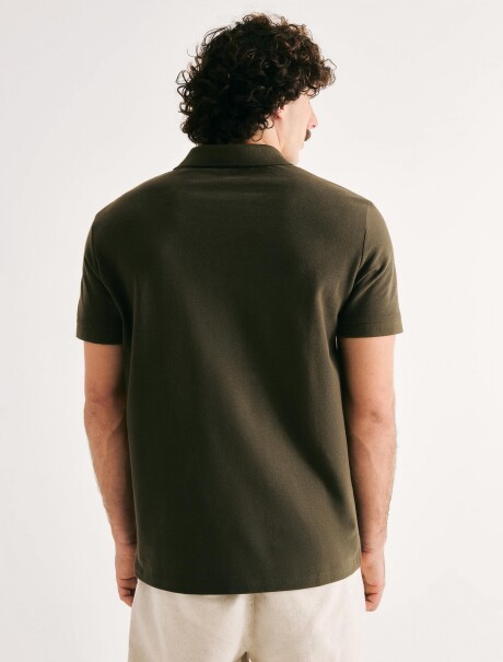 CAMISETA BÁSICA CON CUELLO VERDE MUSGO