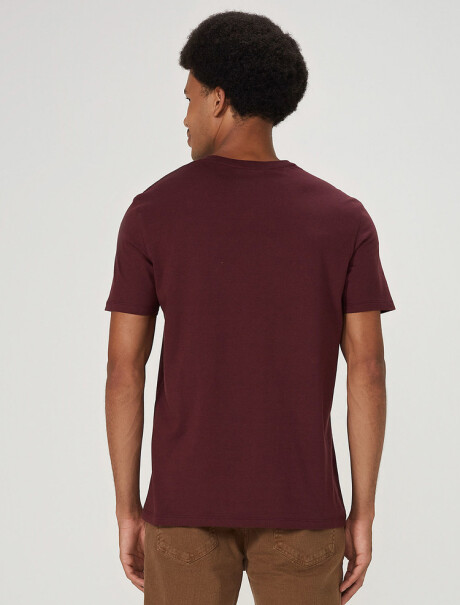 CAMISETA BÁSICA WORLD CUELLO EN V ROJO