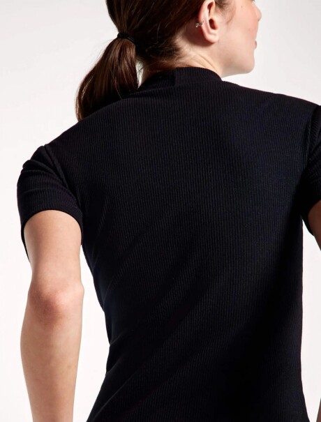 BLUSA DE CUELLO ALTO EN TELA ACANALADA NEGRO
