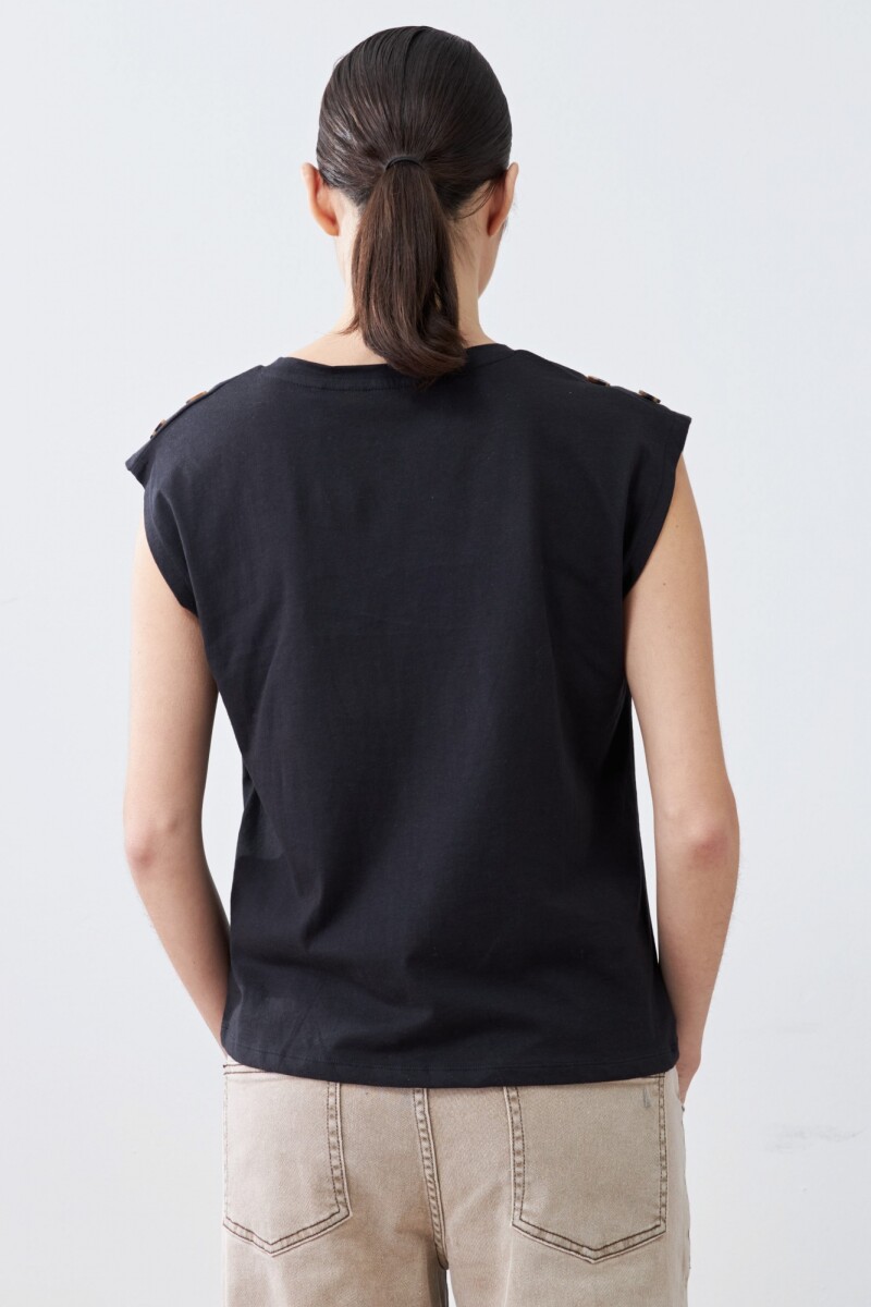 Remera con botones en hombros negro