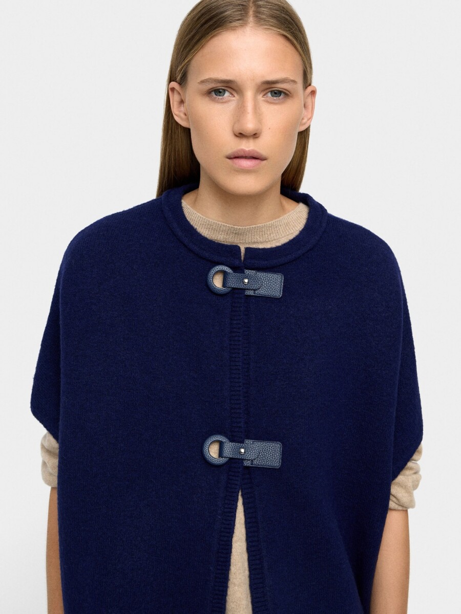 Poncho De Punto Con Hebillas azul-marino