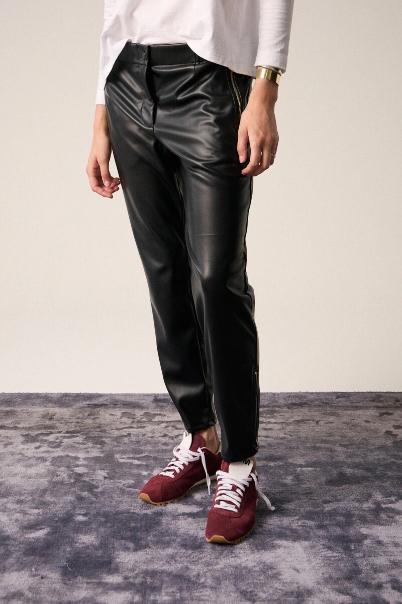 PANTALON STREET CUERO Negro
