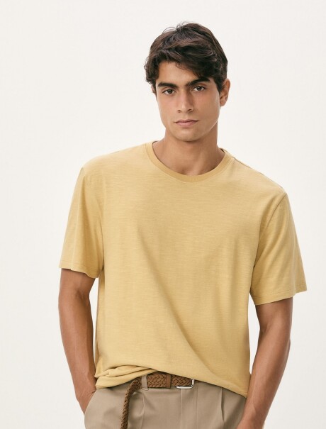 CAMISETA BÁSICA CONFORT AMARILLO