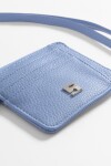 Tarjetero con strap granulado celeste
