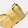 Cartera al hombro Signature en cuero graneado Vainilla