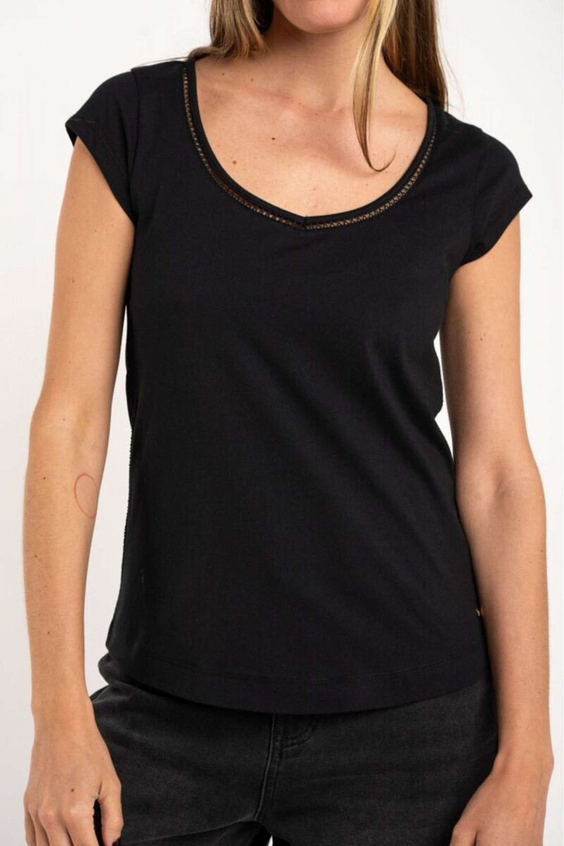 Remera Escote V Puntilla - Negro 