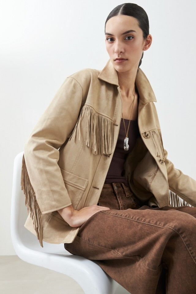 Chaqueta simil gamuza con flecos beige