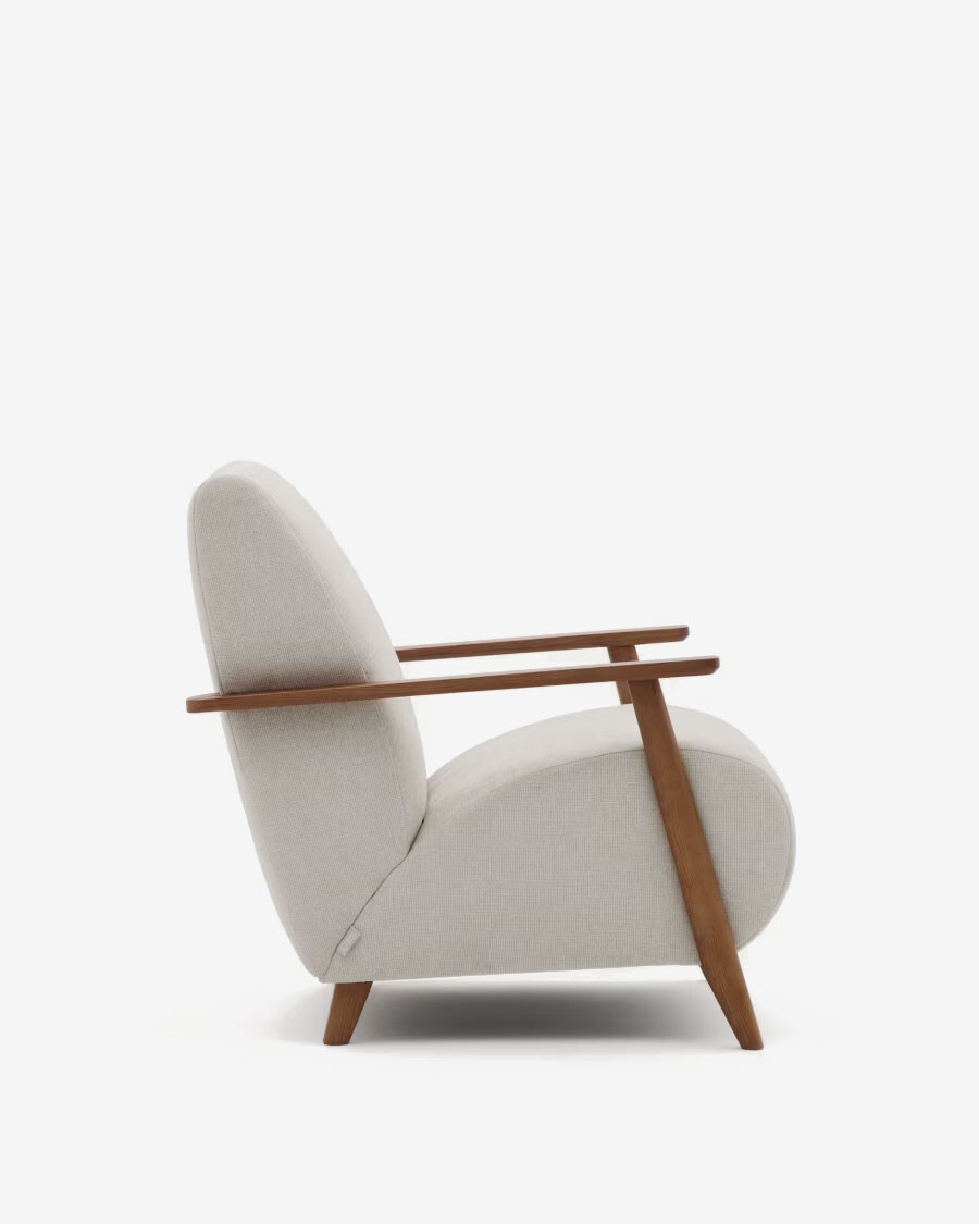 Butaca Meghan de chenilla de chenilla perla y madera maciza de fresno con acabado nogal FSC Mix Credit