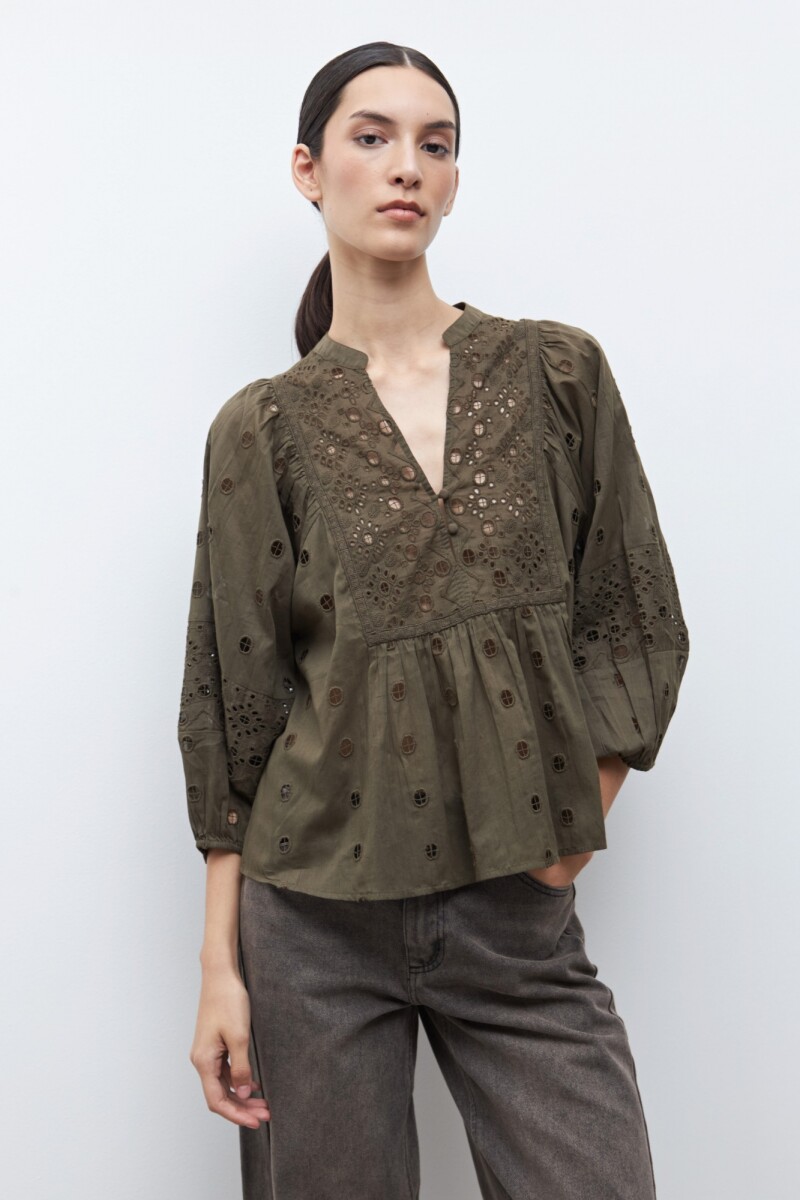Blusa bordada con broderie verde oliva