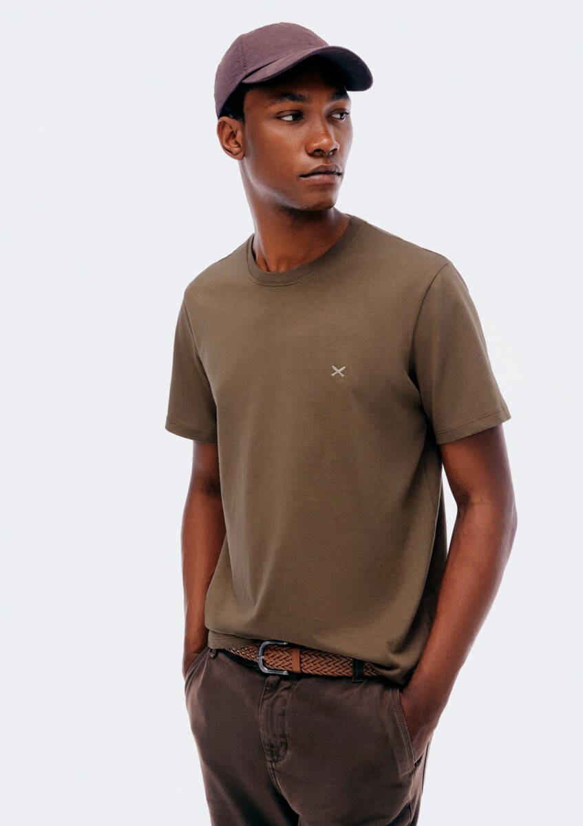 CAMISETA BÁSICA WORLD CON BORDADO - MARRÓN 