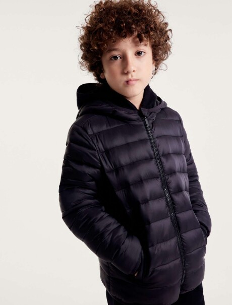 CAMPERA UNISSEX PUFFER CON CAPUCHA Y BOLSILLOS NEGRO
