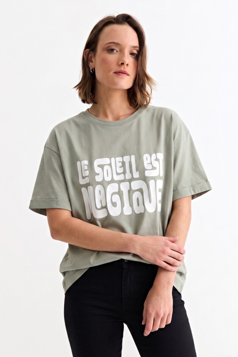 Remera m/c estampada colección Paris VERDE OLIVA