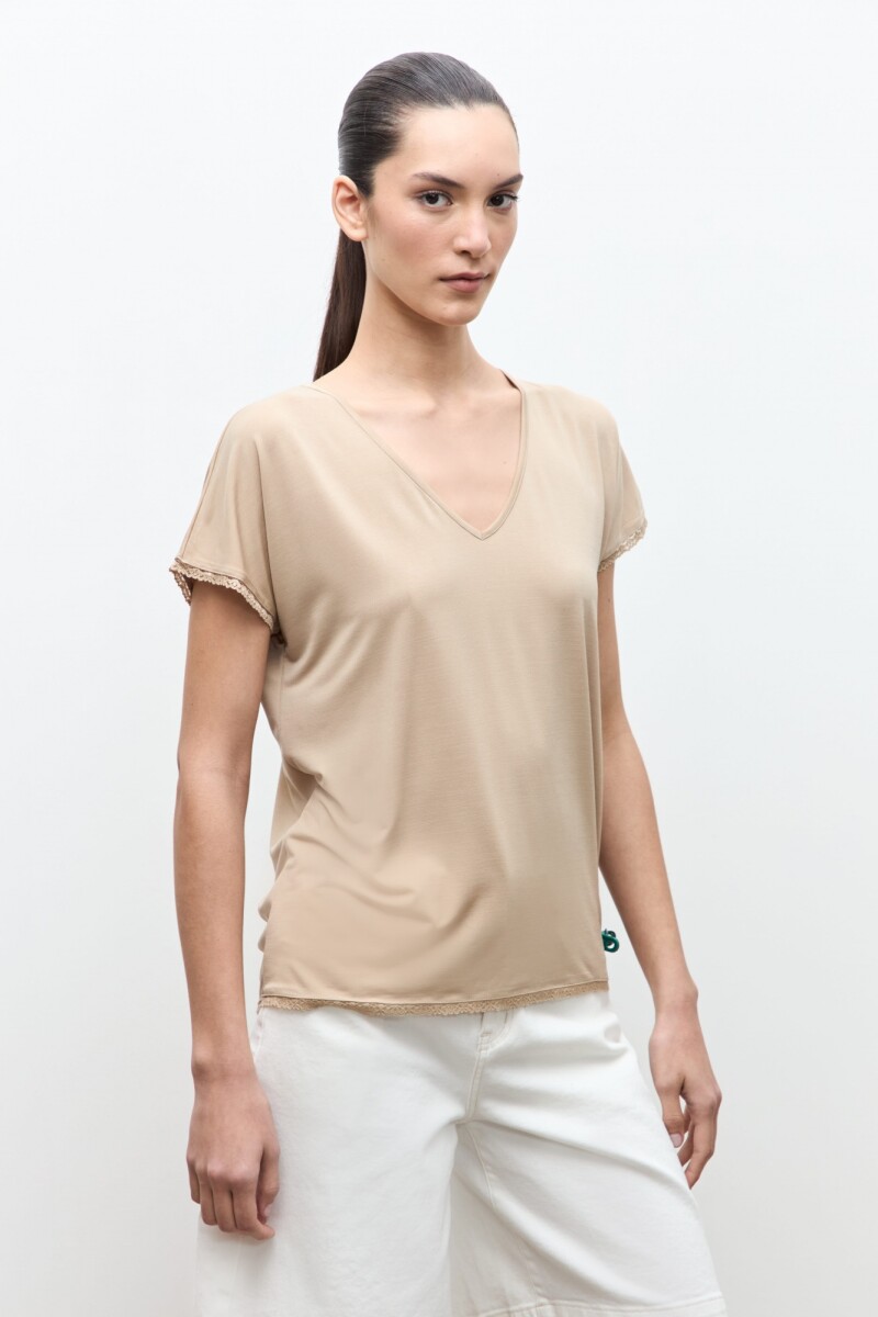 Remera con encaje beige claro