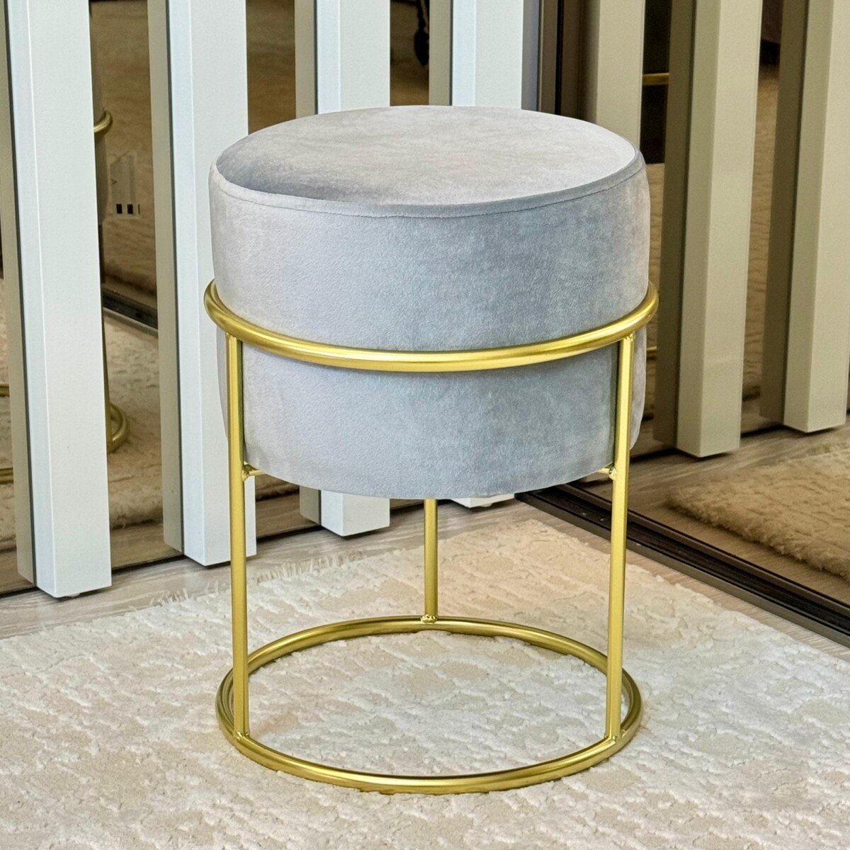 Puff Moni Gris Terciopelo C/Base Metálica Alto 40cm x Ø 30cm 