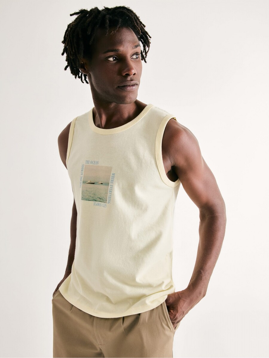 MUSCULOSA CON ESTAMPA - AMARILLO 