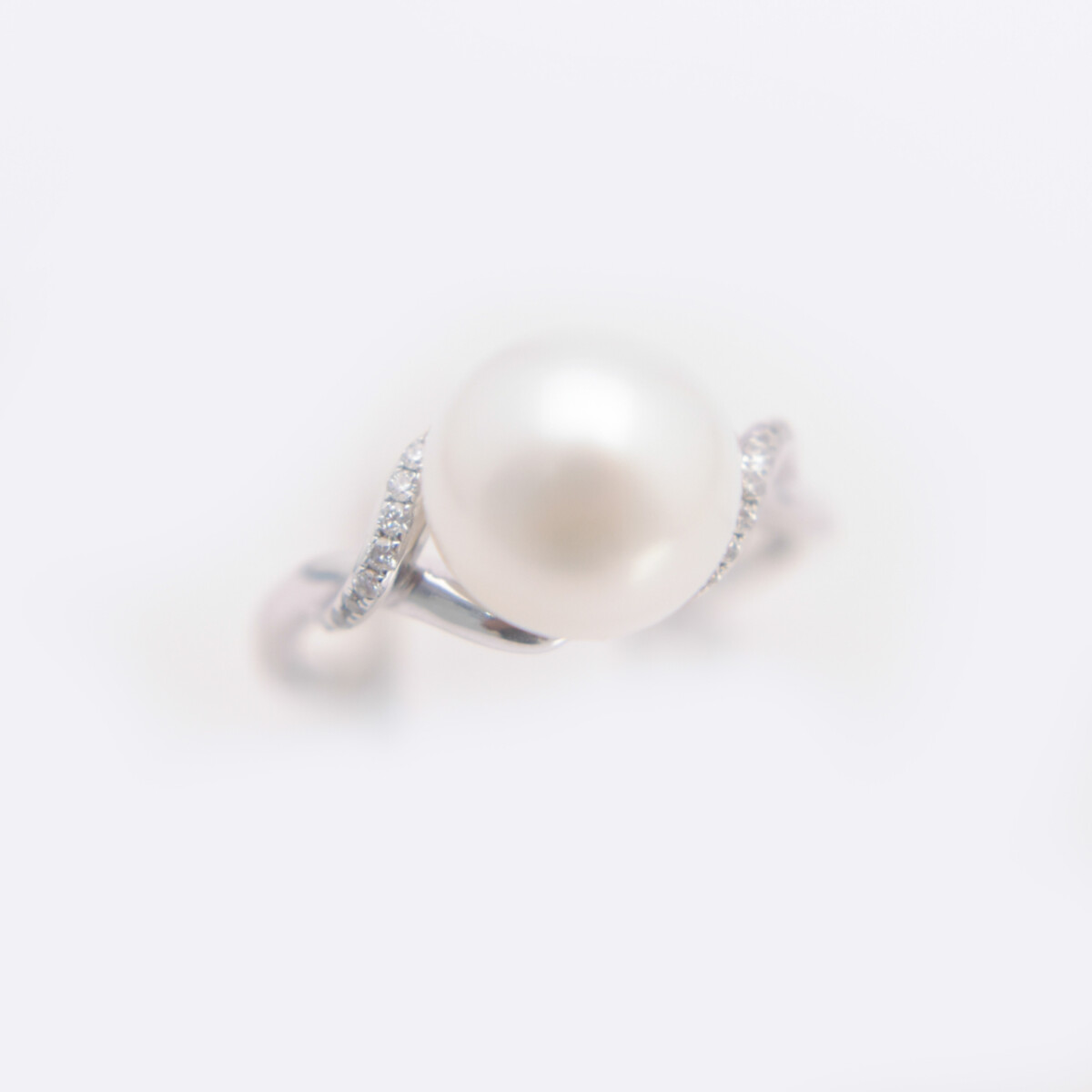 Anillo Oro 18 kilates blanco Diamantes y Perla de Cultivo 