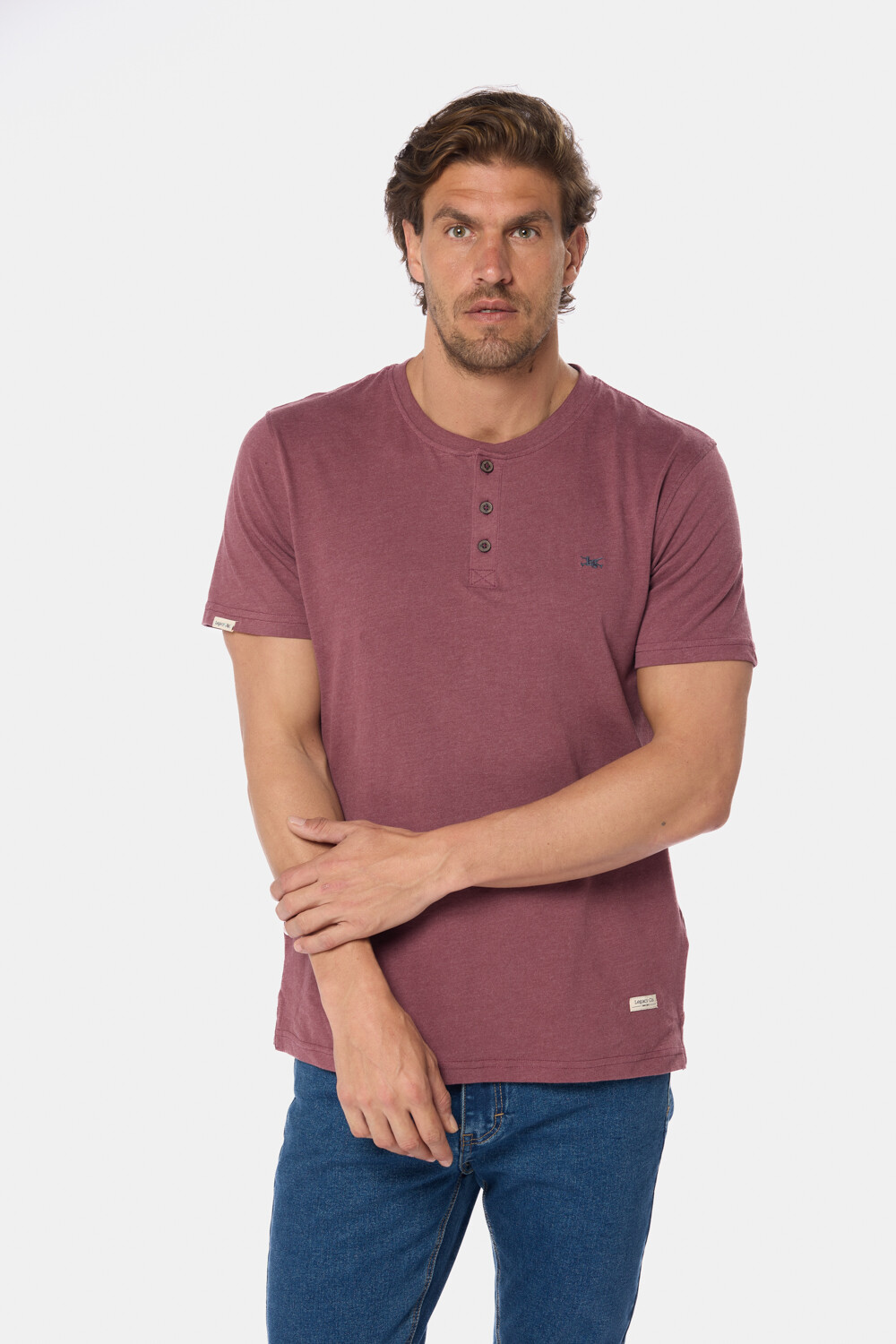 REMERA LISA CON BOTONES Bordo