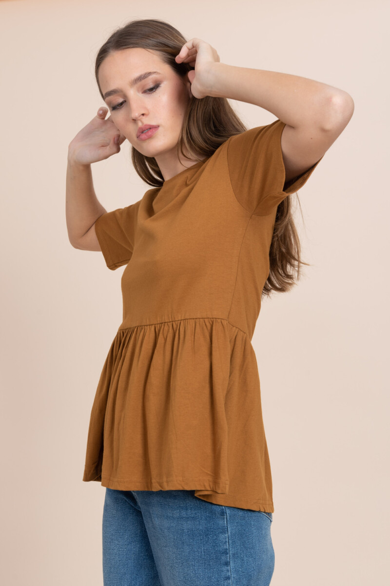 Remera con volado Ocre