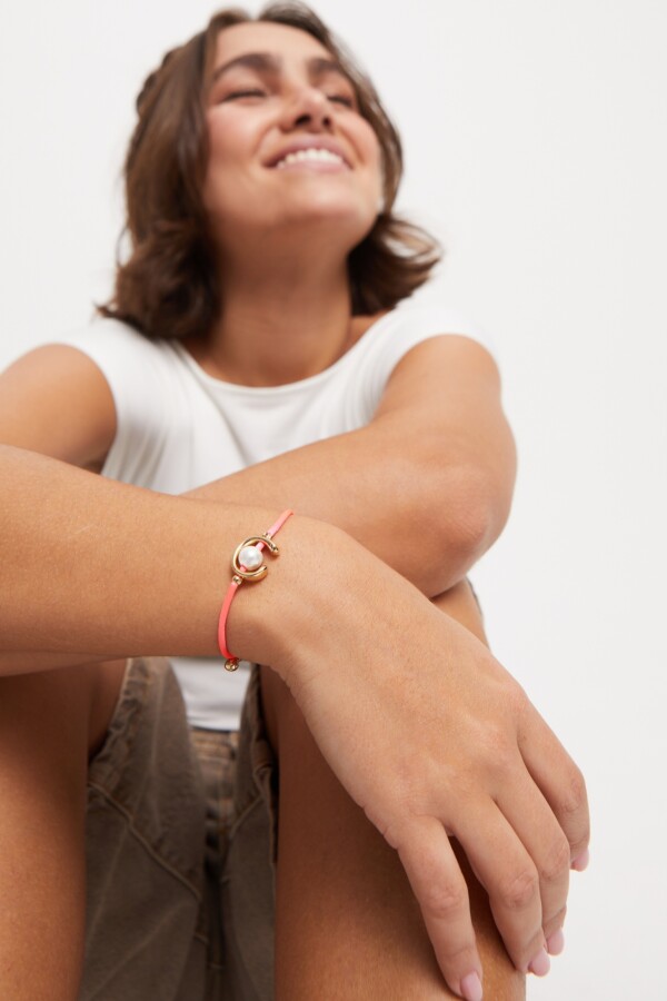 PULSERA DE HILO FUCSIA CON PERLA SHELL FORNITURA BAÑADA EN ORO 18K. Pulsera