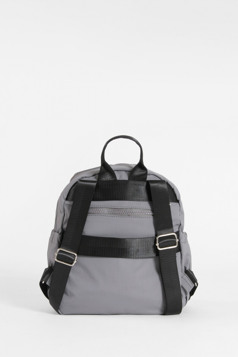 Mochila mediana cierres con strap carry gris