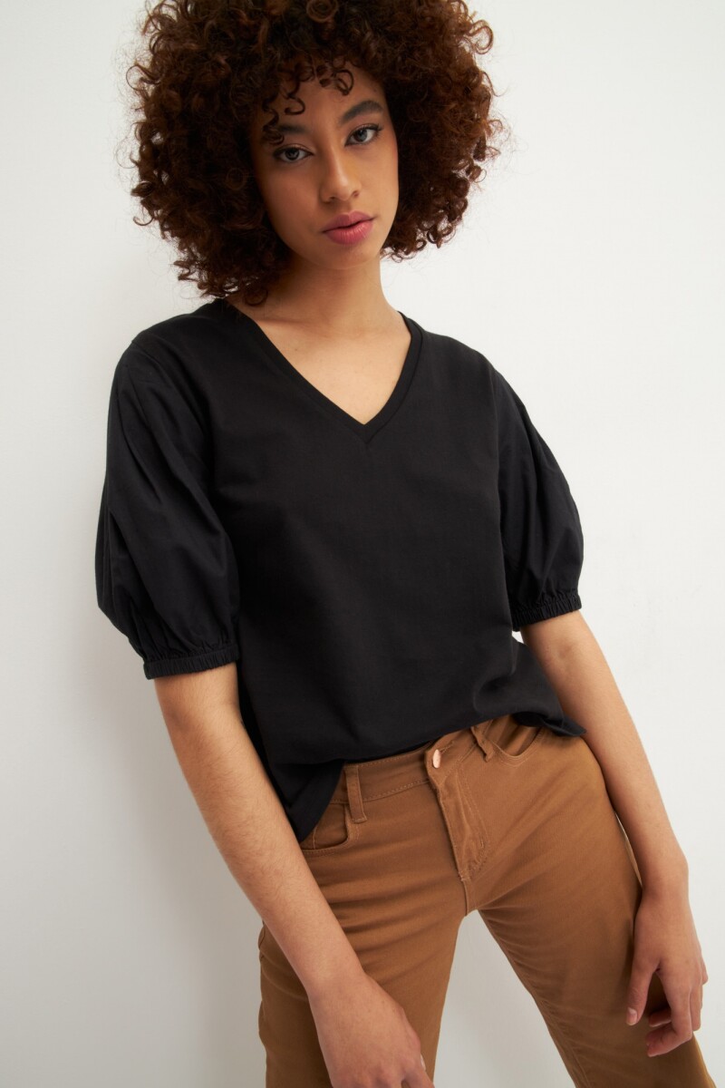 Remera escote V con mangas balloon negro