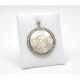 Medalla Estilo Antiguo En Platino Con Imagen Religiosa En Nácar Y Diamantes Medalla Estilo Antiguo En Platino Con Imagen Religiosa En Nácar Y Diamantes