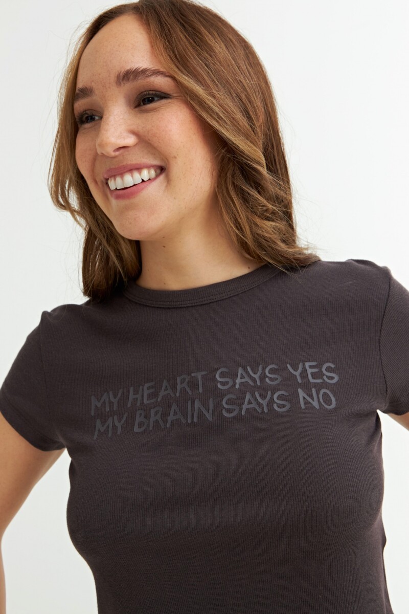 Remera crop top con estampa MARRON