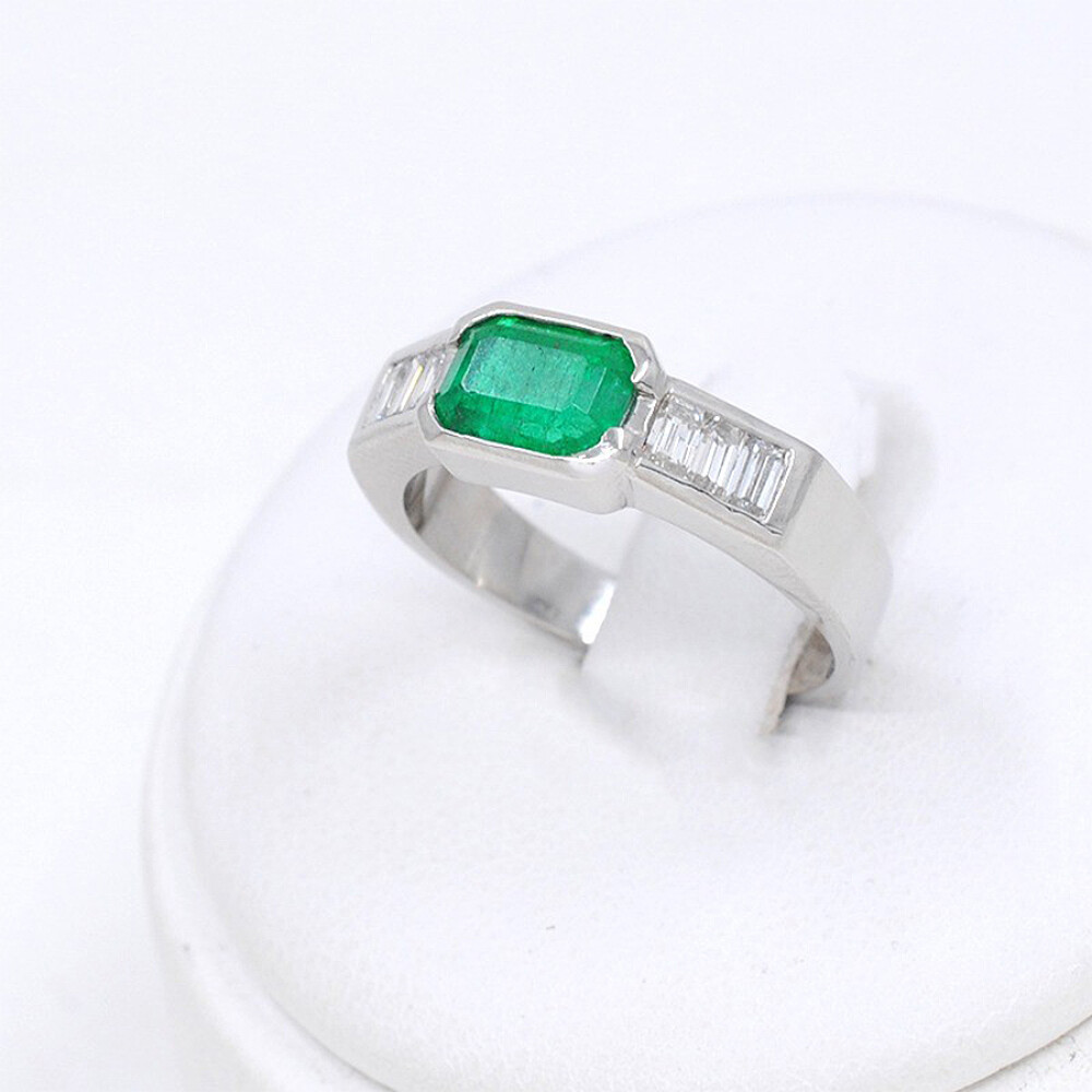 Anillo En Platino, Brillantes Y Esmeralda Anillo En Platino, Brillantes Y Esmeralda