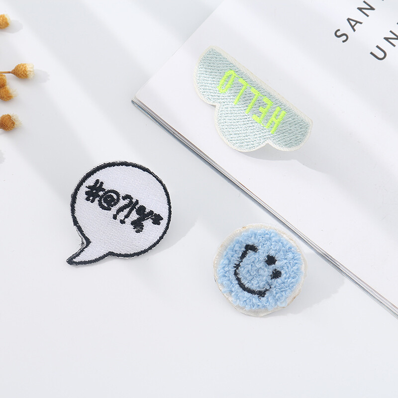Parche Textil Tipo Pin - Hello Parche Textil Tipo Pin - Hello