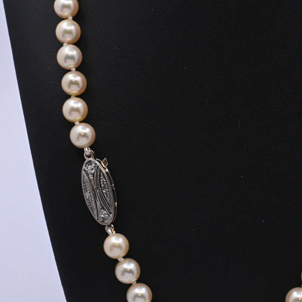 Collar perlas de cultivo y broche oro 18k 2 tonos con brillantes. Collar perlas de cultivo y broche oro 18k 2 tonos con brillantes.