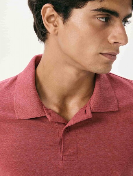 CAMISETA BÁSICA CON CUELLO ROSA