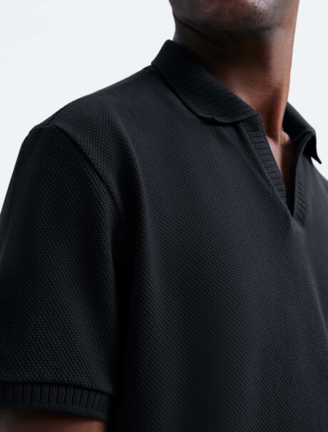 CAMISA CON CUELLO Y TELA TEXTURIZADA NEGRO