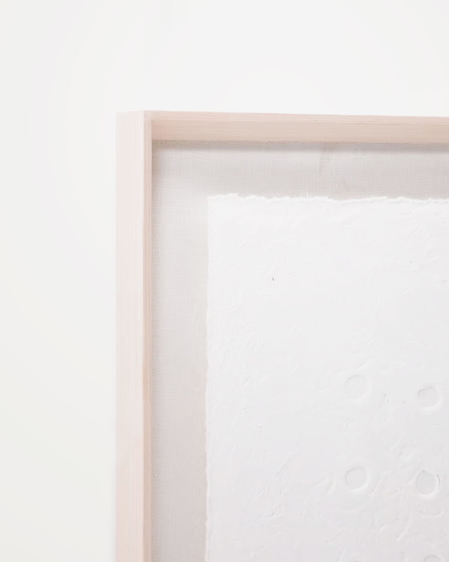 Cuadro abstracto Olvin de papel reciclado blanco con relieves hechos a mano 94 x 74 cm