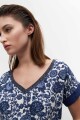 Blusa escote en V frente estampado azul marino