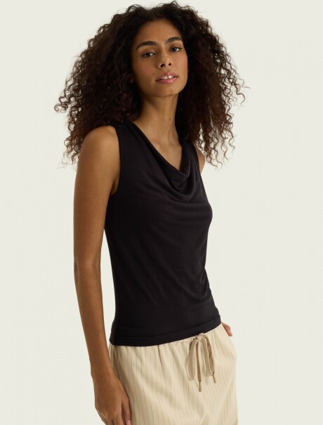 MUSCULOSA CON CUELLO DRAPEADO NEGRO