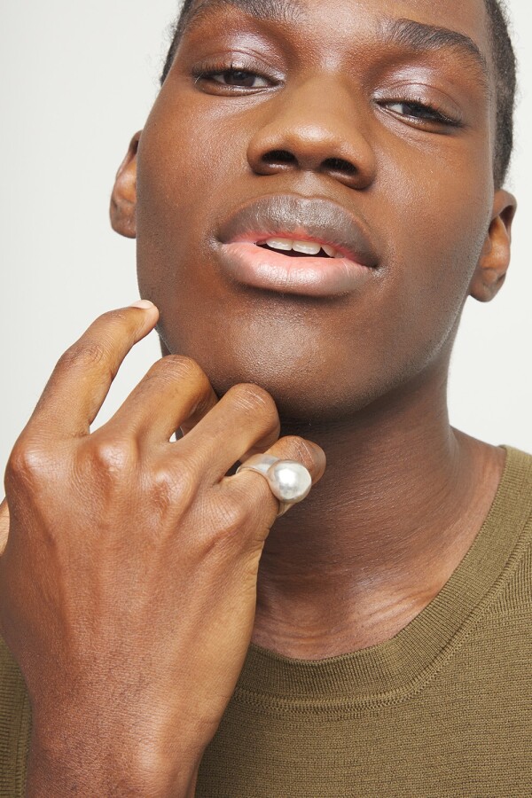 ANILLO DE ALEACIÓN DE METALES BAÑADO EN PLATA DE LEY CON FORMA DE BOLA Anillo