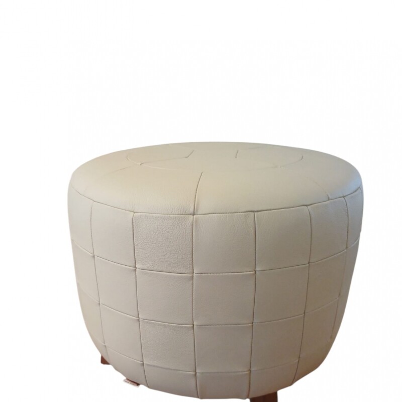 Puff cuero natural Patchwork c/ patas de madera 50cm diámetro Puff cuero natural Patchwork c/ patas de madera 50cm diámetro