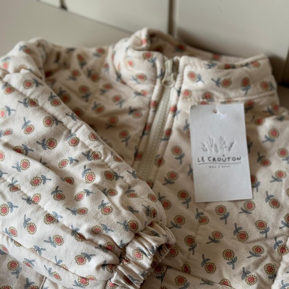 Conjunto de campera y pantalón Bisou Conjunto de campera y pantalón Bisou