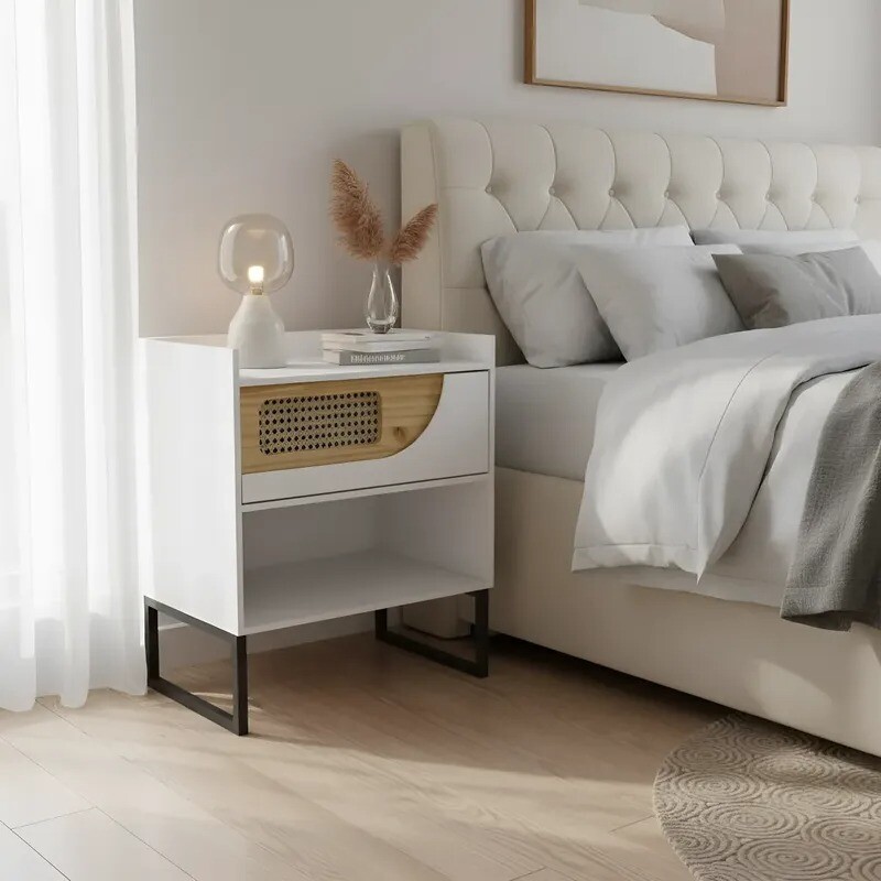 Mesa de luz con 1 cajón con detalle en madera y rattan. Mesa de luz con 1 cajón con detalle en madera y rattan.