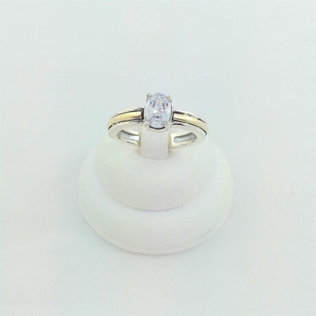 Anillo solitario de plata 925 con detalles en double de oro 18ktes y circonia central. Anillo solitario de plata 925 con detalles en double de oro 18ktes y circonia central.