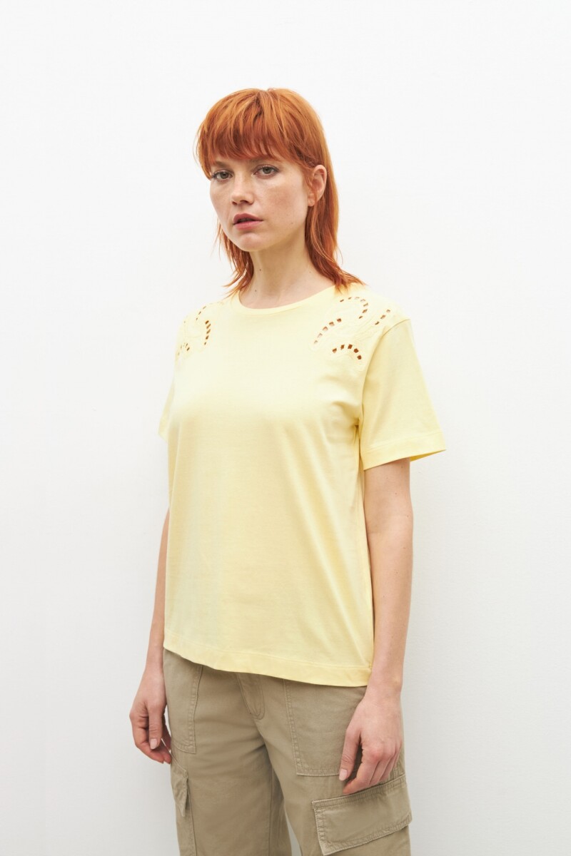 Remera con apliques bordados amarillo