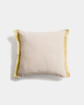 Almohadón Disea de lino beige con detalle amarillo 45 x 45 cm Almohadón Disea de lino beige con detalle amarillo 45 x 45 cm