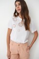 Remera escote base con parches de crochet blanco