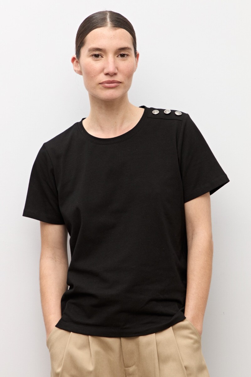 Remera botones en hombro negro
