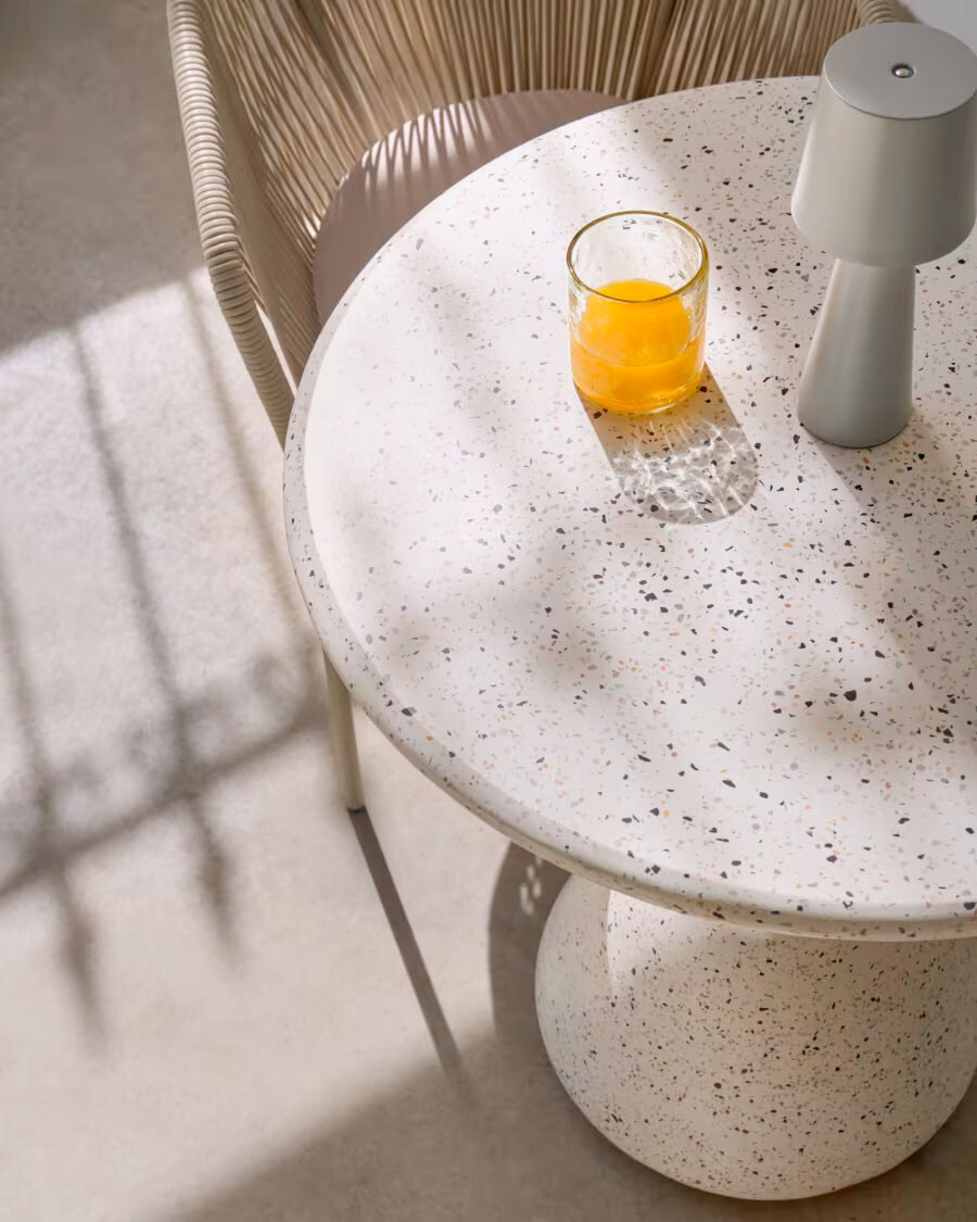 Mesa Saura redonda de exterior de terrazzo blanco Ø 70 cm
