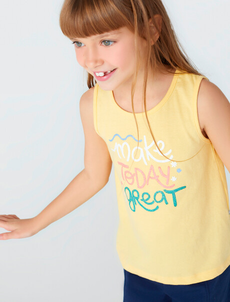 CONJUNTO DE NIÑA CON ESTAMPA AMARILLO