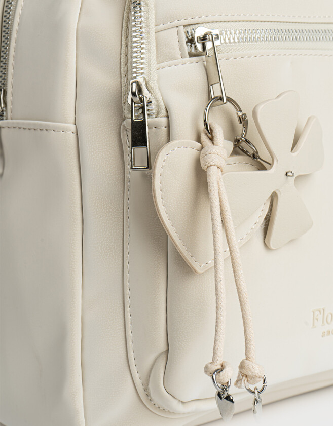 Mochilas Urbanas Mochila De Cuerina Con Charm - Blanco Crudo