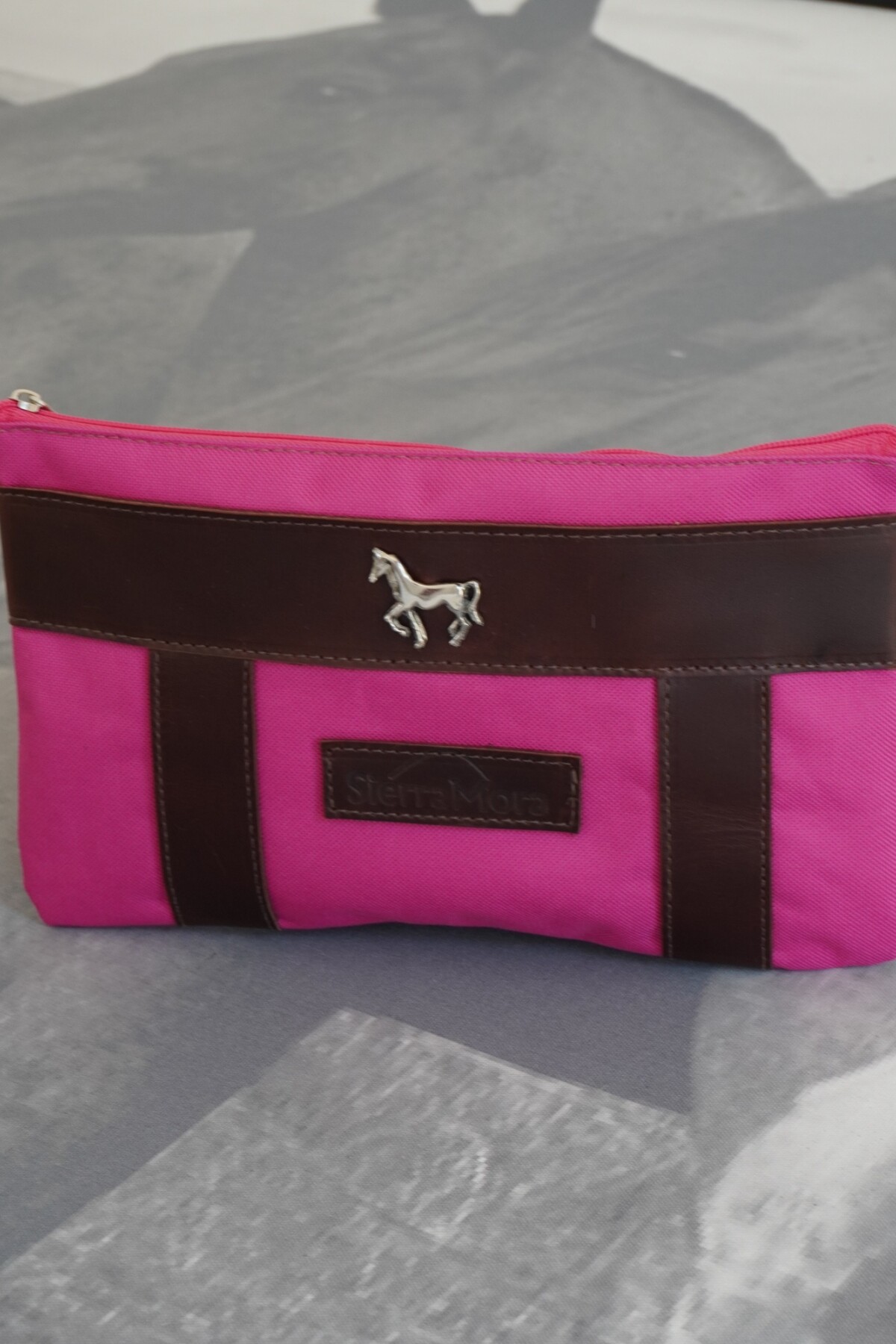 Sobre Cartuchera Mustang Chocolate / Fucsia
