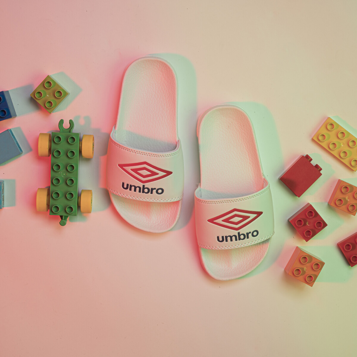 Chanclas Infantiles Umbro Locker Room - Blanco - Rojo - Azul Marino 