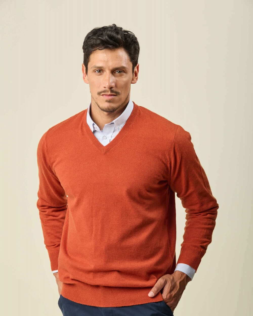 Buzo Lambswool Escote V Ladrillo